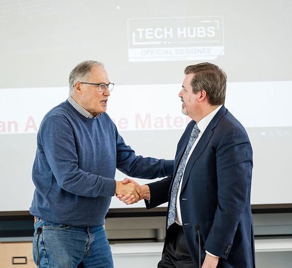 Washington Governor Jay Inslee shaking hands with 91Թ's former president, Thayne McCulloh.