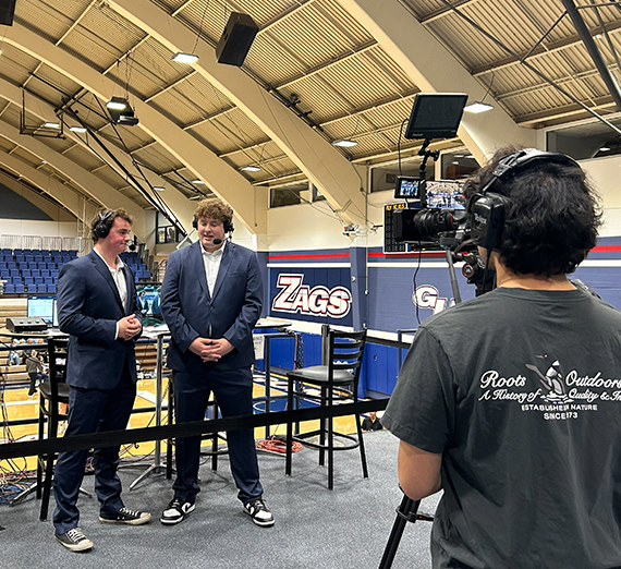 R&B recording artist Allen Stone (center) enjoys a preview of a video recorded by Offbeat Films. Surrounding him are Zags Jess Clement (left of Stone), Danny Chastain (top right), Taylor Pedroza (’13, middle right) and Thomas Ackels (bottom right). Actors included Matt Vergara (’15, inset) and Connor Brenes (’13). 
