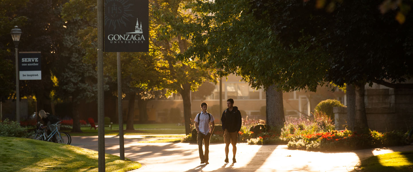 Students walk on campus together 